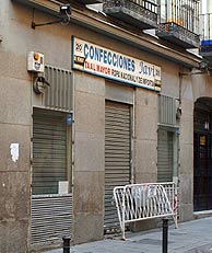 La tienda regentada por Mohamed Kaddur en la calle Abades de Lavapis. (Foto: EFE)