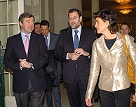 Acebes, junto a Rajoy y Mara San Gil, en Madrid. (Foto: EFE)