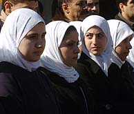 Un grupo de nias musulmanas, en silencio ante la mezquita de la M-30 en Madrid. (EFE)