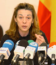 Pilar Manjn durante la rueda de prensa tras la reunin. (Foto: EFE)