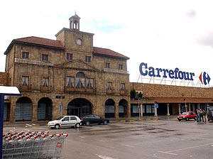 Facha del Carrefour donde los marroques compraron las mochilas. (Foto: Fernando Mgica)